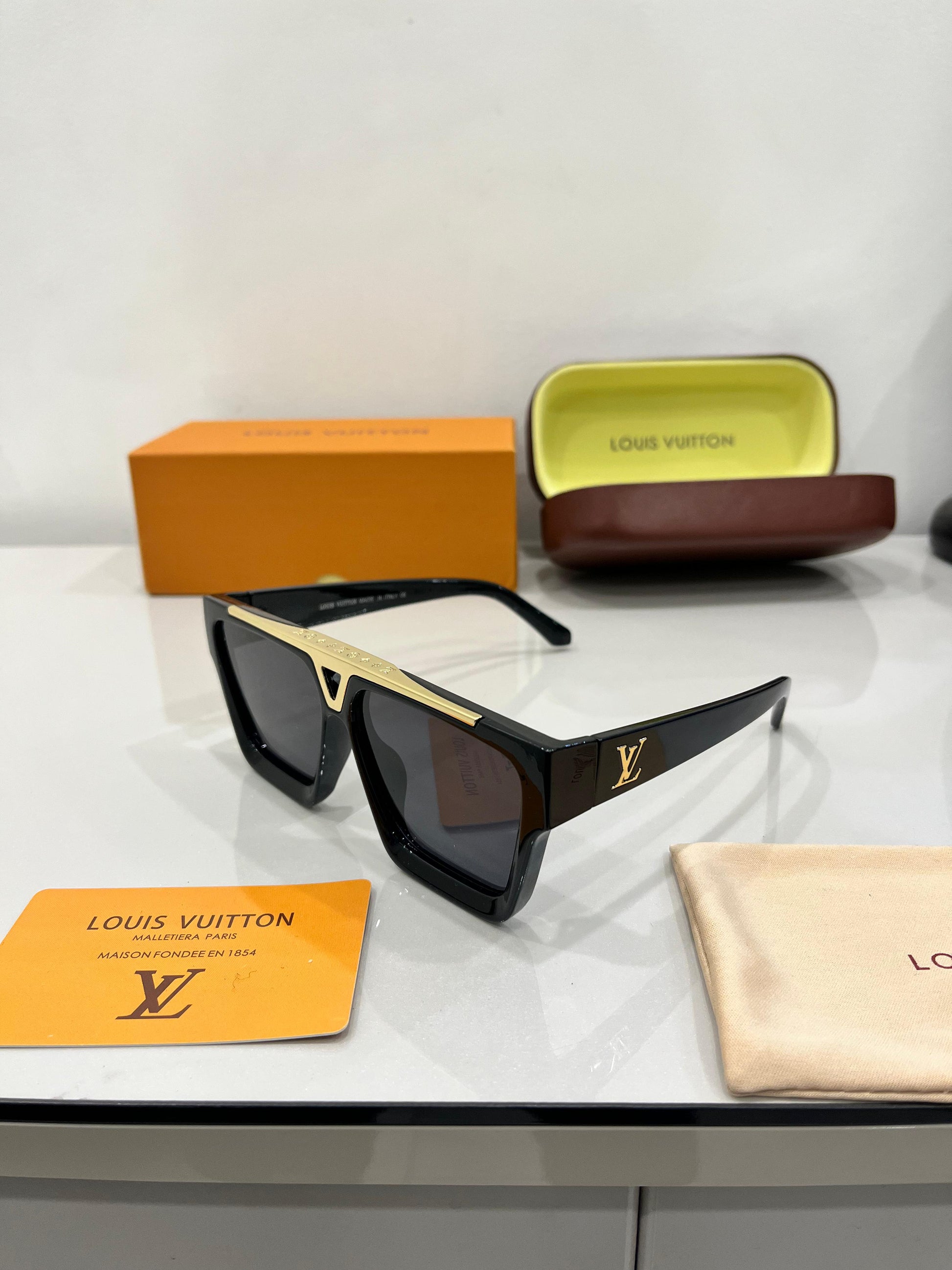 Lv Unisex exclusive sunglass black gold