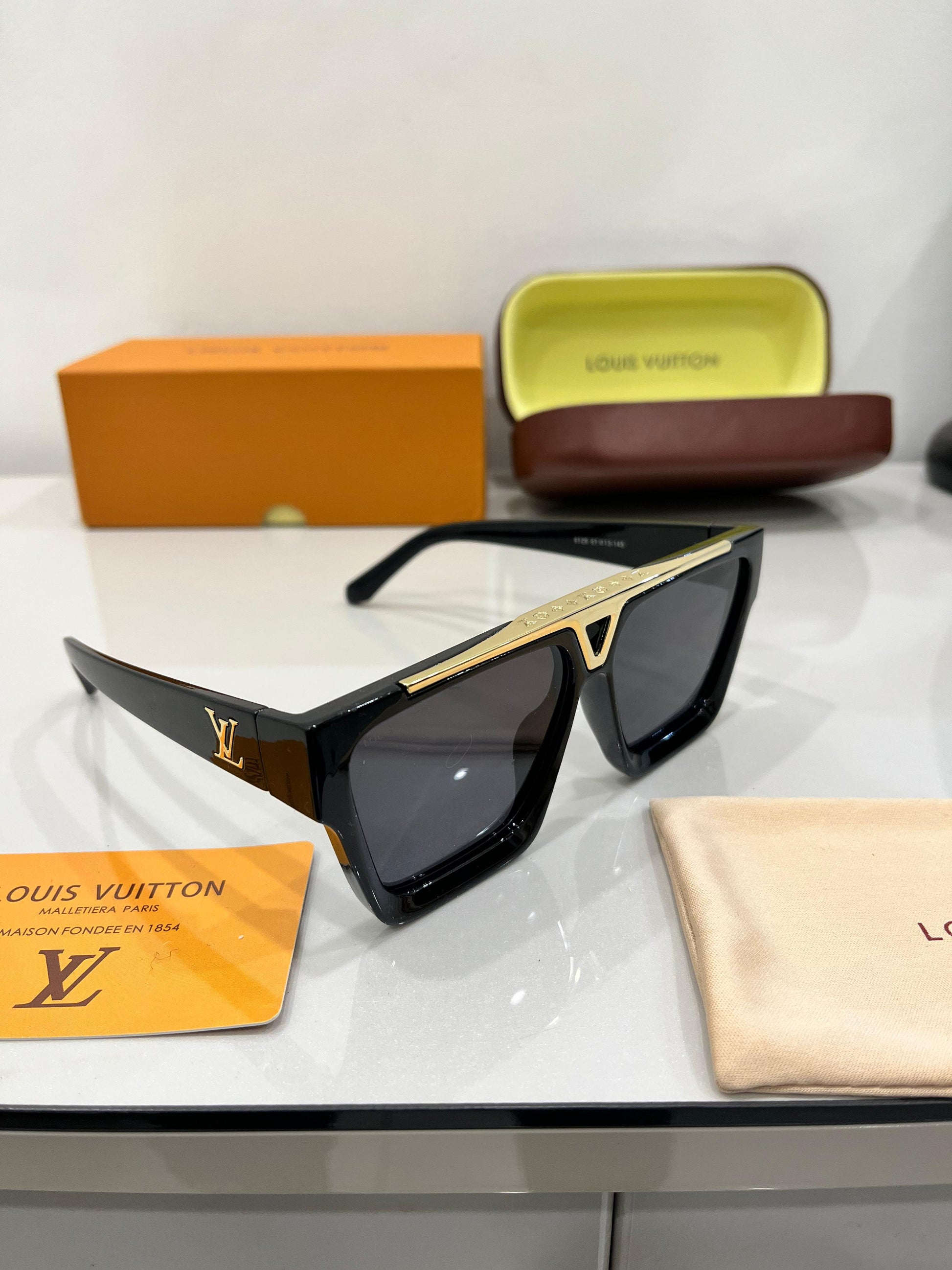 Lv Unisex exclusive sunglass black gold