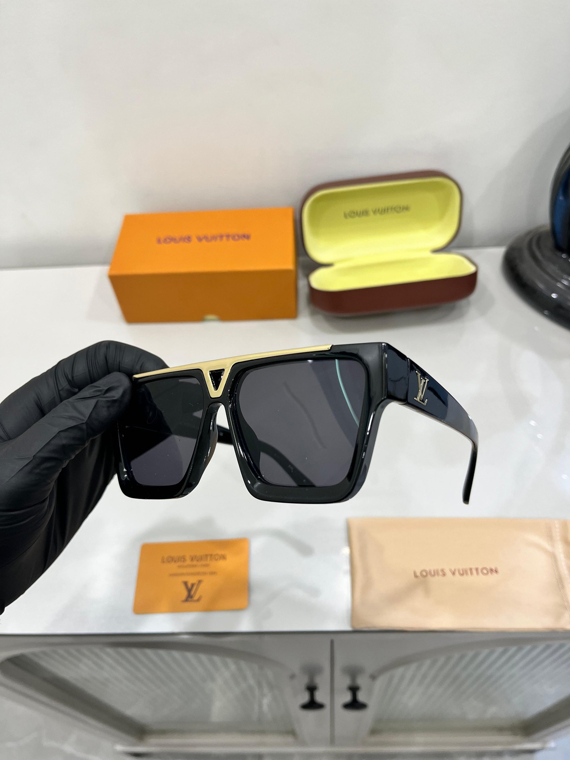 Lv Unisex exclusive sunglass black gold