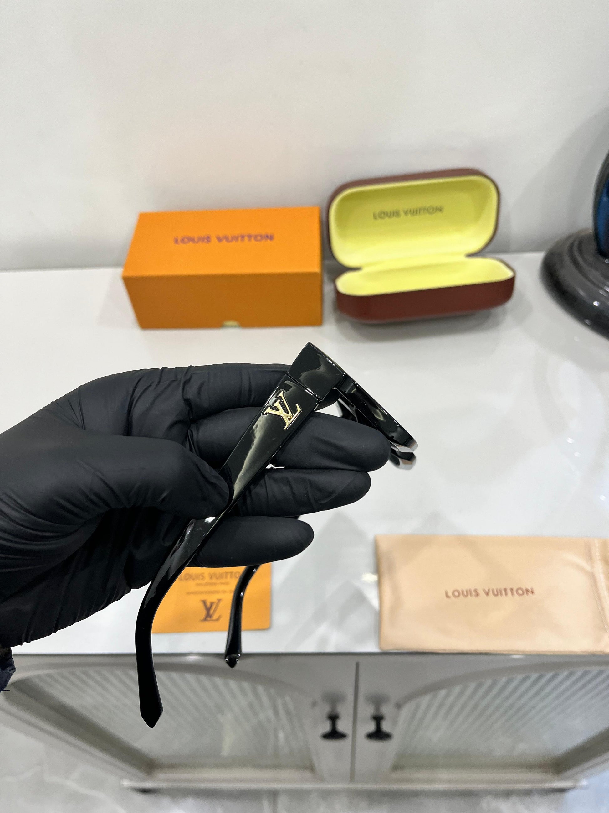 Lv Unisex exclusive sunglass black gold